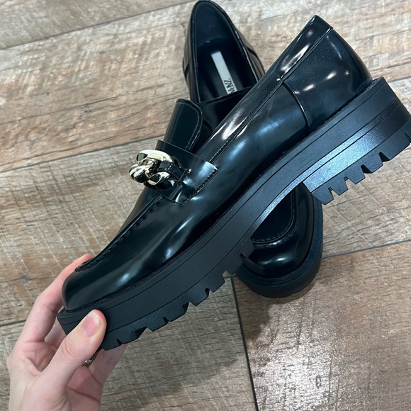 New w/o tags Zara loafers w chunky gold chain, lug sole - Picture 2 of 4